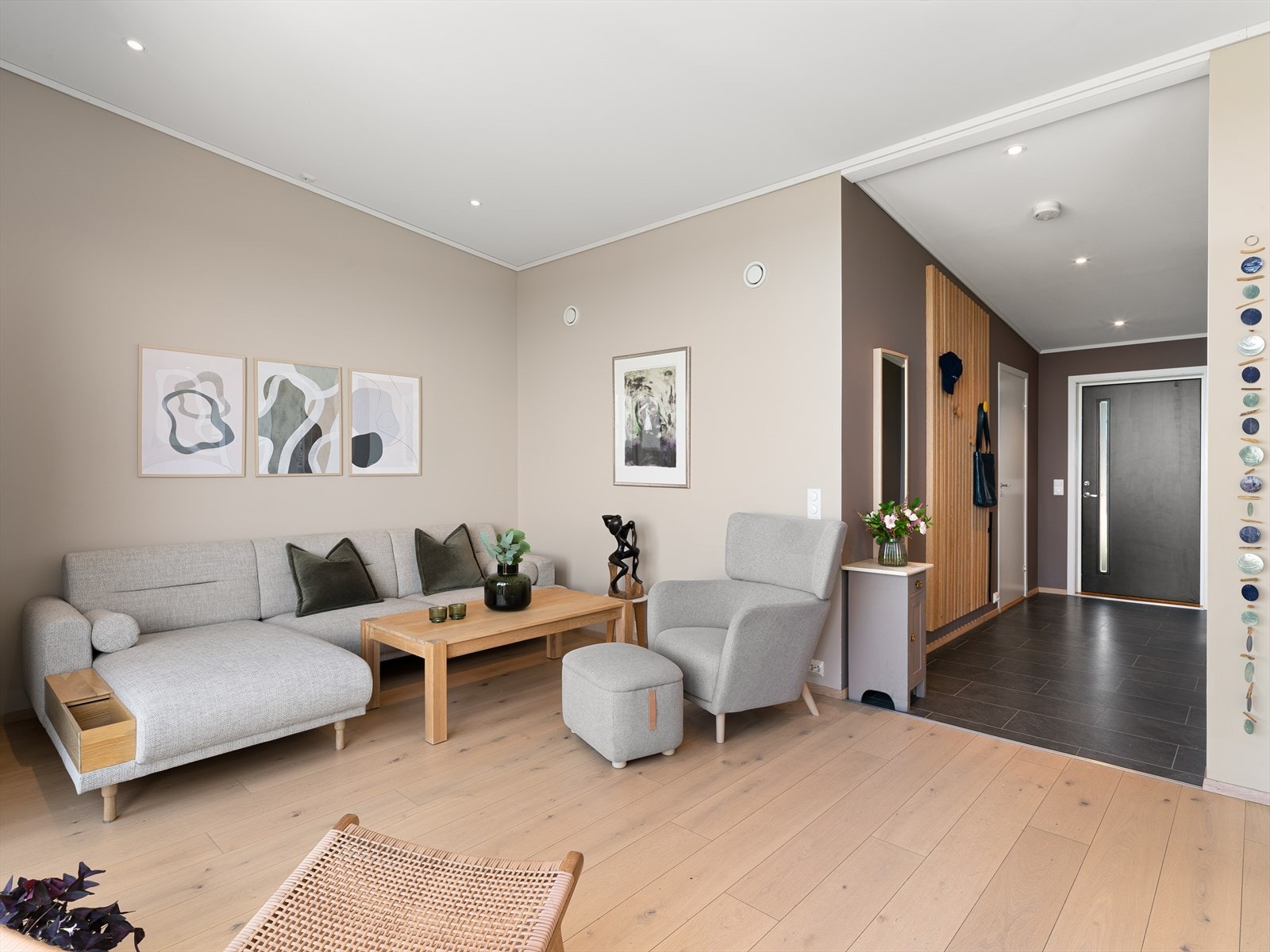 Stuen har en åpen og sosial planløsning med parkett på gulvet og malte veggflater. Galleribilde