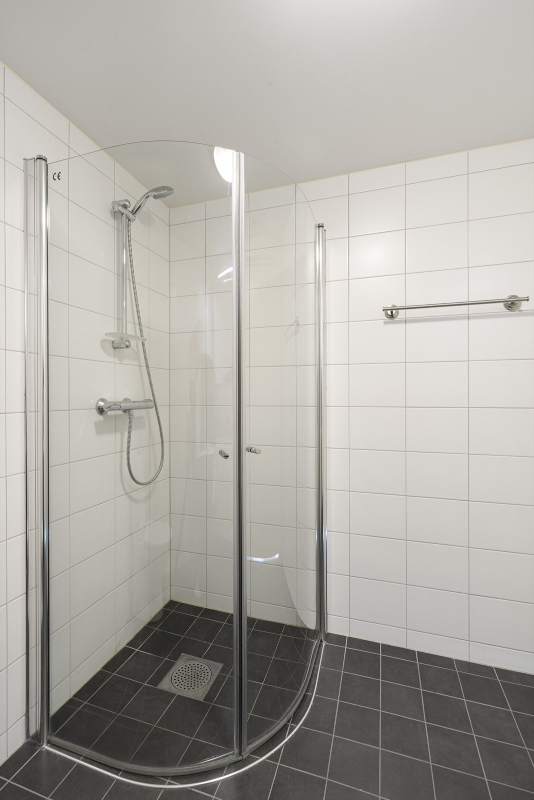 Boligen har et ekstra baderom ved inngangspartiet med alt man trenger i en praktisk hverdag - perfekt som gjestebad eller for barnefamilier. Galleribilde