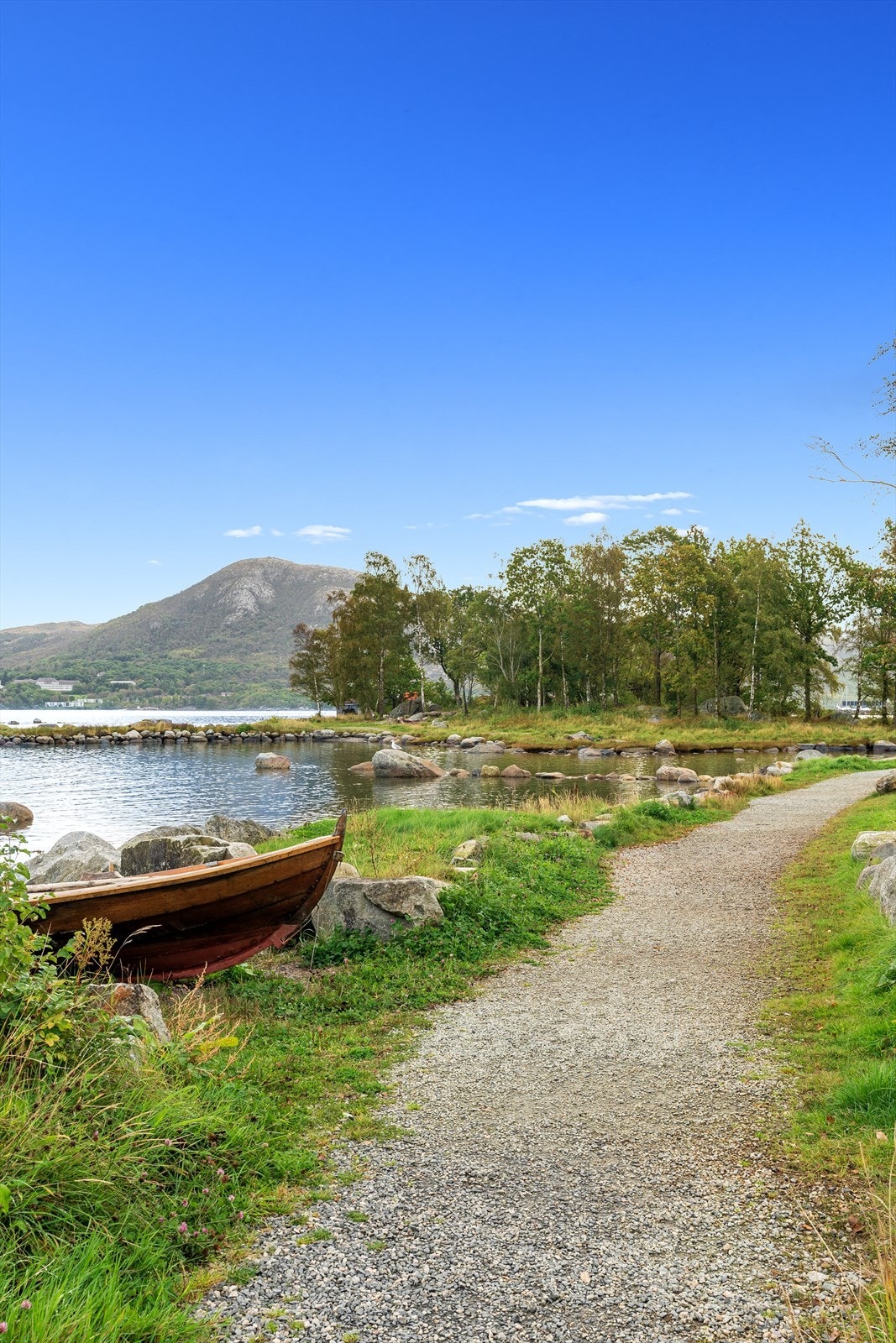 Det er kort avstand til fantastiske tur-og rekreasjonsområder med turstier langs fjorden, Hinnamarka og Jåttånuten. Galleribilde
