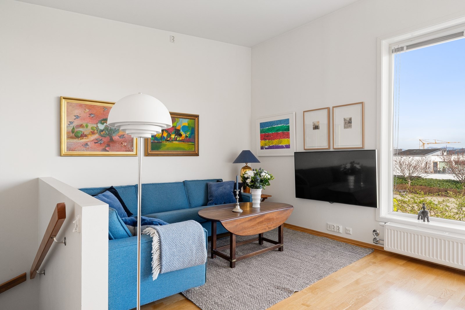 Her kan du flytte rett inn og nyte en lys og romslig atmosfære, preget av store vindusflater som gir rikelig med dagslys og en flott romfølelse. Galleribilde