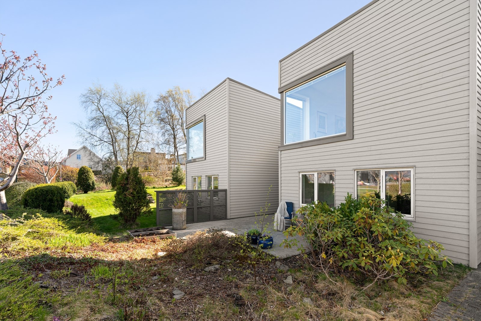 Dette er en gjennomført og attraktiv bolig som kombinerer moderne komfort med gode lysforhold og funksjonelle løsninger - perfekt for deg som ønsker et hjem med høy standard og en behagelig atmosfære. Galleribilde