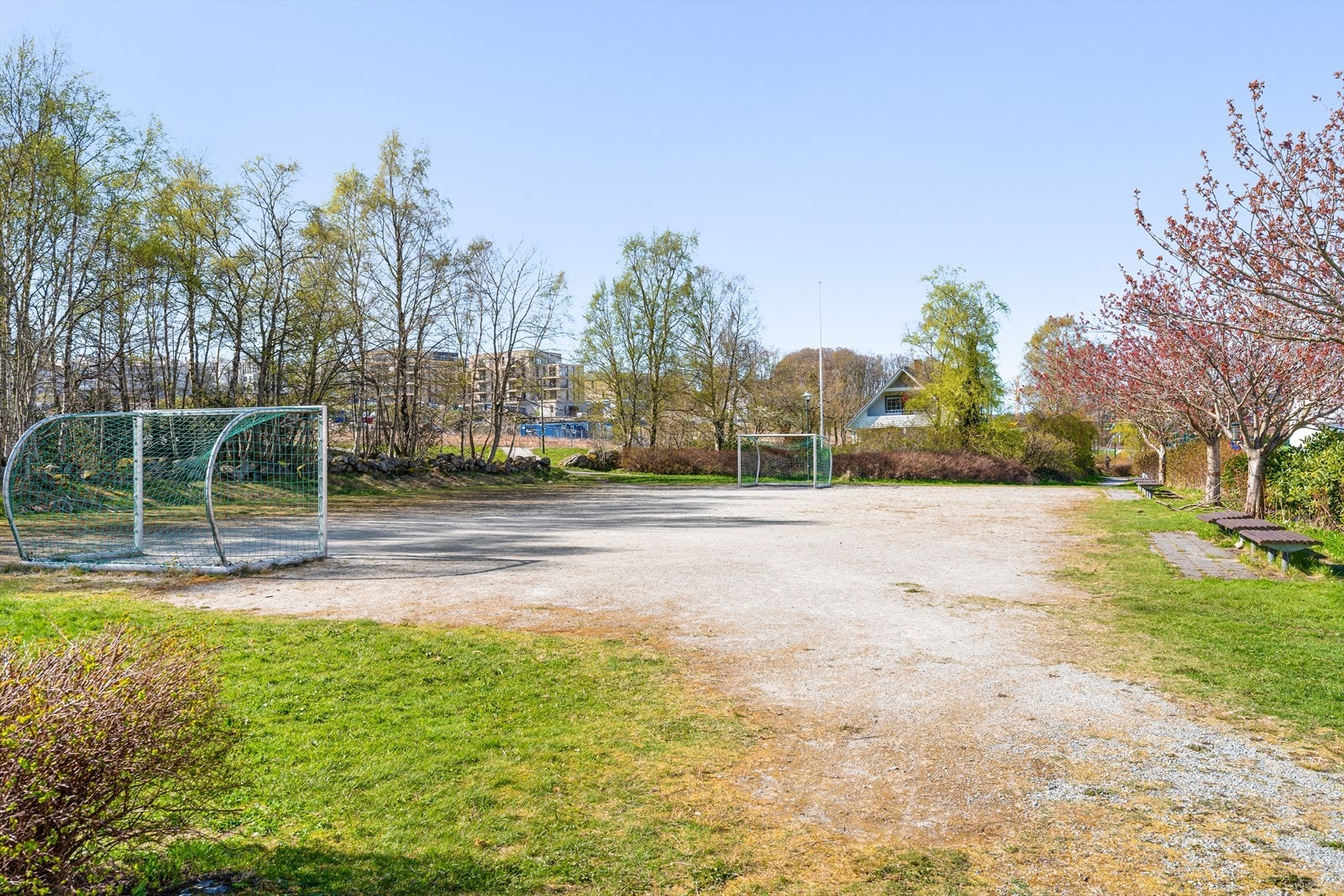 Boligen ligger i den sentrale, ettertraktede og urbane bydelen Hinna i Stavanger kommune. Det flotte området ligger like ved sjøen og SR Bank Arena/Viking stadion, og har et godt kollektivtilbud med nærhet til både buss og tog. Galleribilde