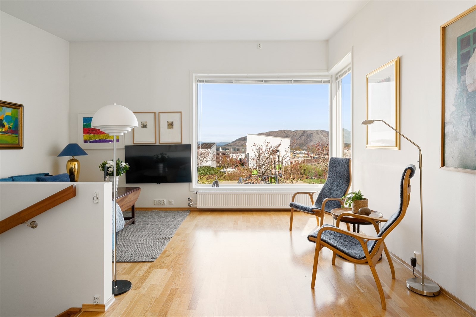 Boligen har trestavs eikeparkett i alle oppholdsrom. Galleribilde