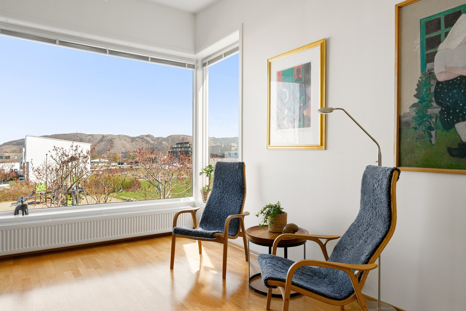 Boligens naturlige samlingspunkt er den lyse og luftige stuen, som imponerer med god takhøyde, store vindusflater og flott utsikt mot fjord og fjell. Galleribilde