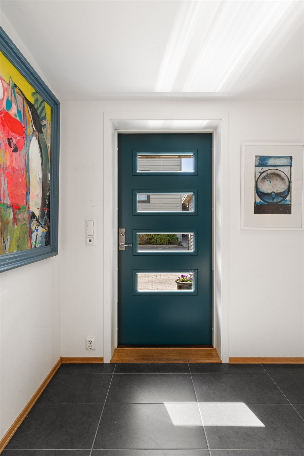 Velkommen inn - entréen er lys og luftig, med varmekabler i gulvet. Galleribilde