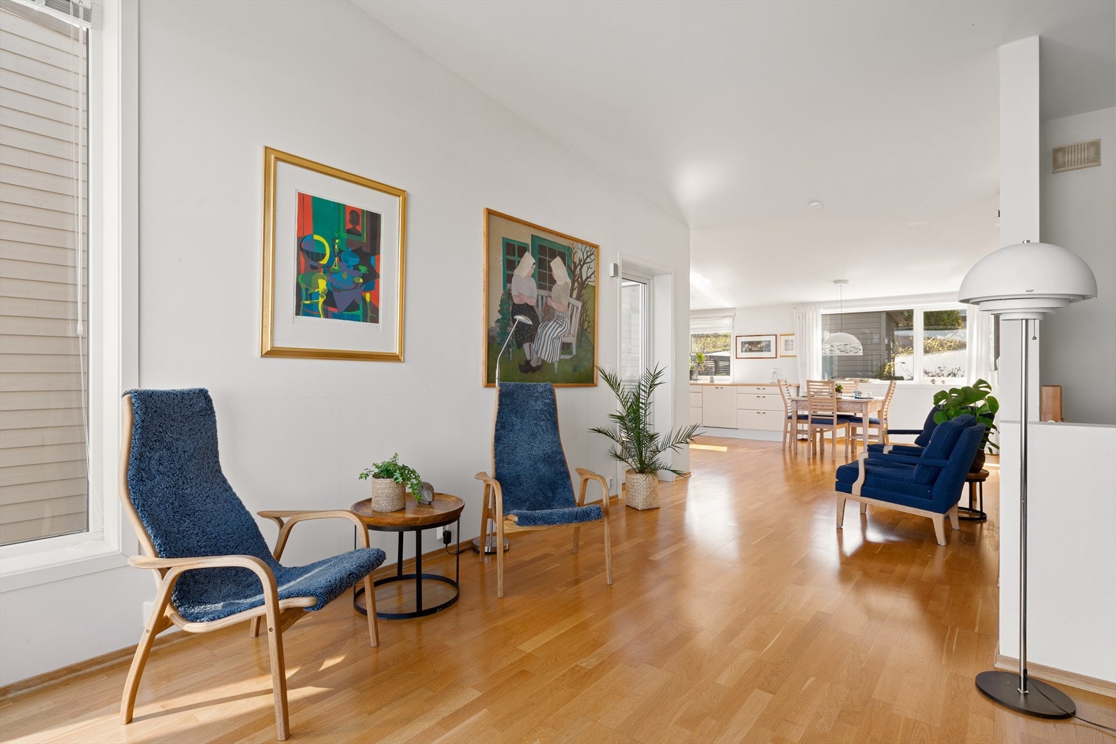 Her er det god plass til en romslig sofagruppe, perfekt for både avslapning og sosiale sammenkomster. Galleribilde