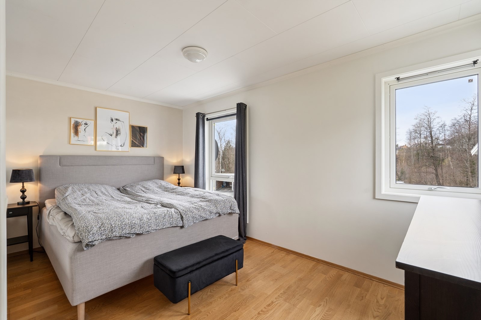 Hovedsoverommet fremstår som romslig og innbydende med hvite veggflater som skaper en lys, rolig og avslappende atmosfære. Det er god plass til dobbeltseng og tilhørende møbler. Galleribilde