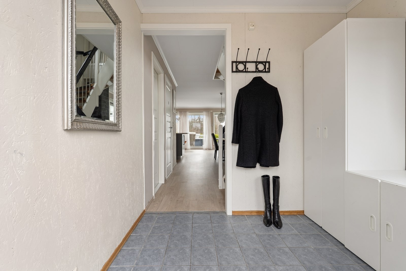 Rekkehuset har en lys og tiltalende entré med flislagt gulv som gir et svært godt førsteinntrykk. Entréen er funksjonelt utformet med slitesterke overflater, ideelt tilpasset en aktiv hverdag Galleribilde
