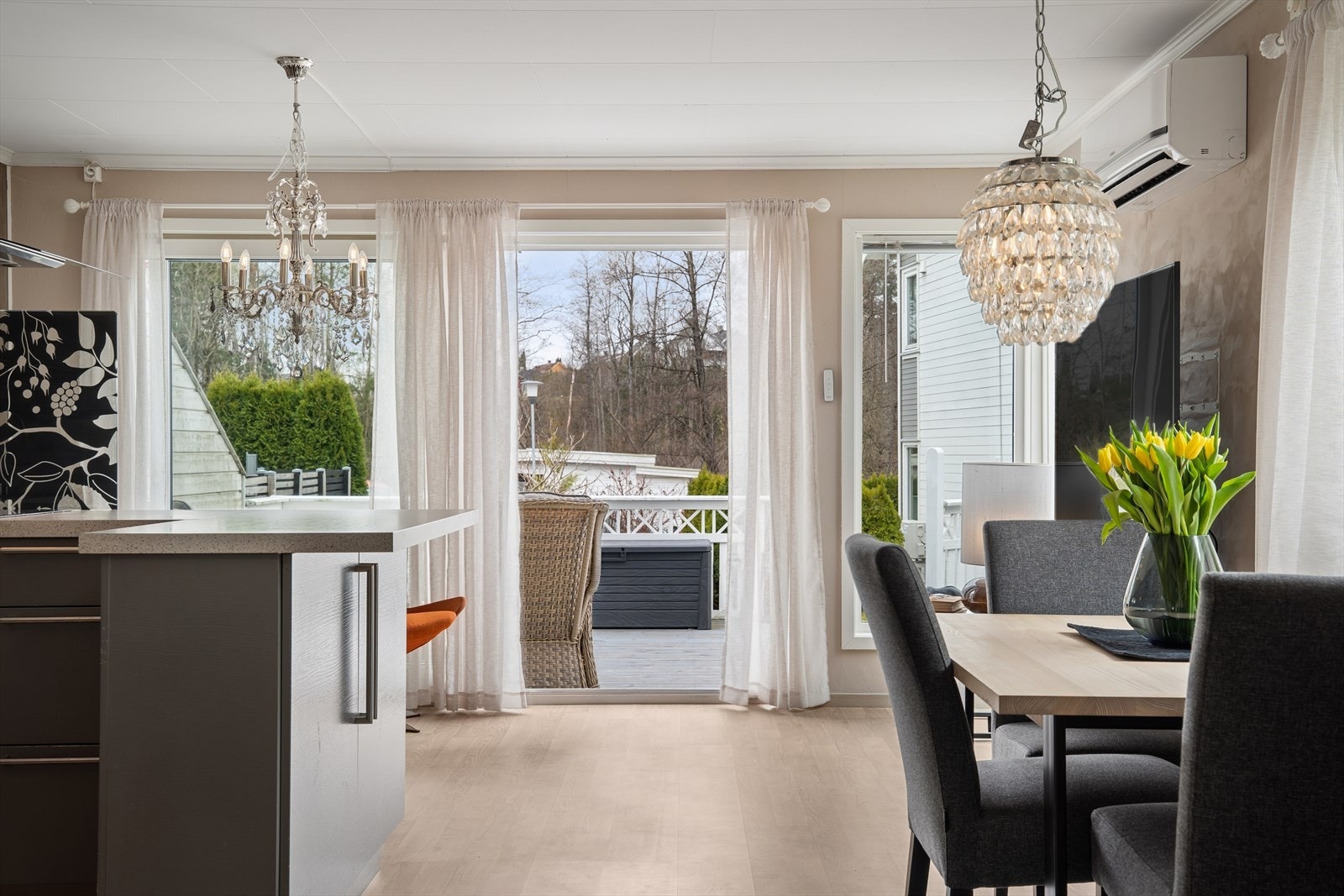 Stuen fremstår som et naturlig samlingspunkt - like velegnet for rolige hverdager som for sosiale anledninger. Galleribilde