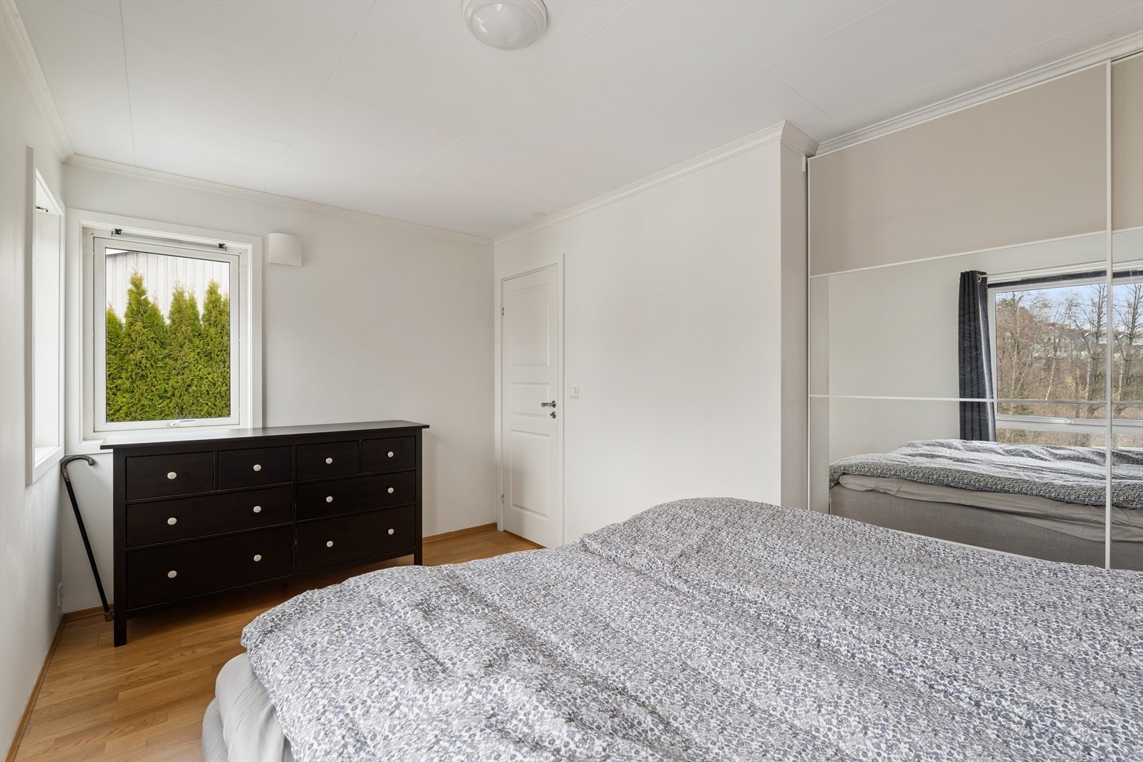 Vindusflater slipper inn rikelig med dagslys og bidrar til en luftig romfølelse, med utsyn mot nærområdet. Galleribilde
