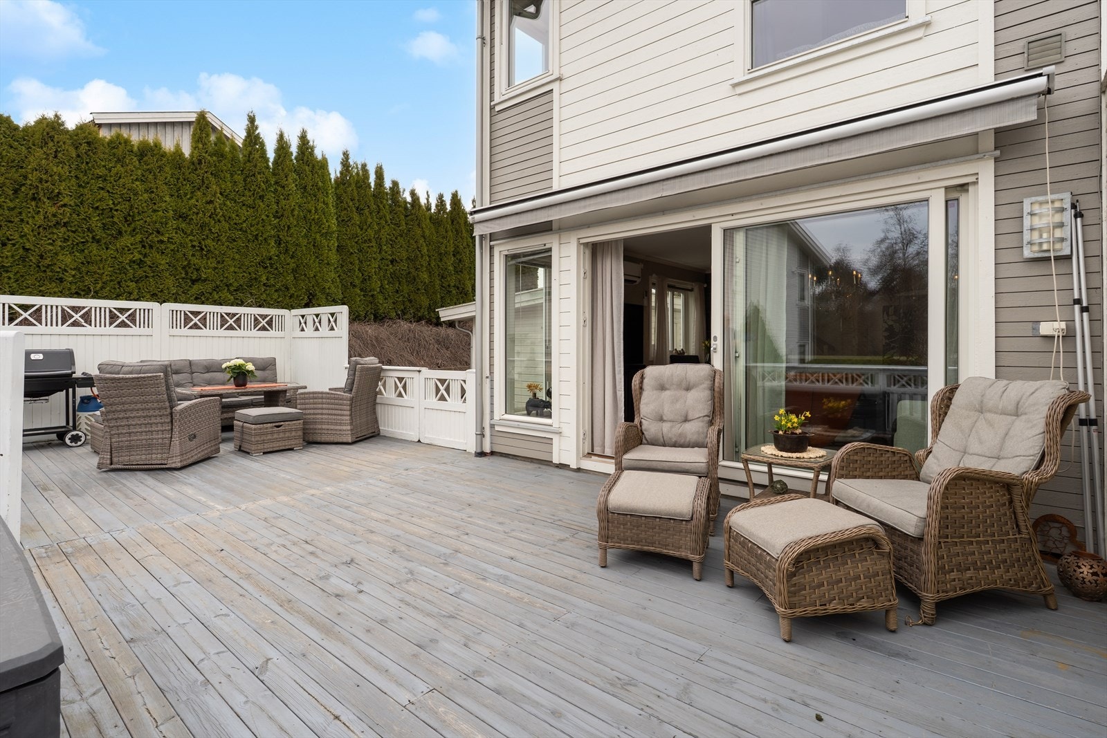 Stor terrasse som fungerer som en naturlig forlengelse av stuen Galleribilde