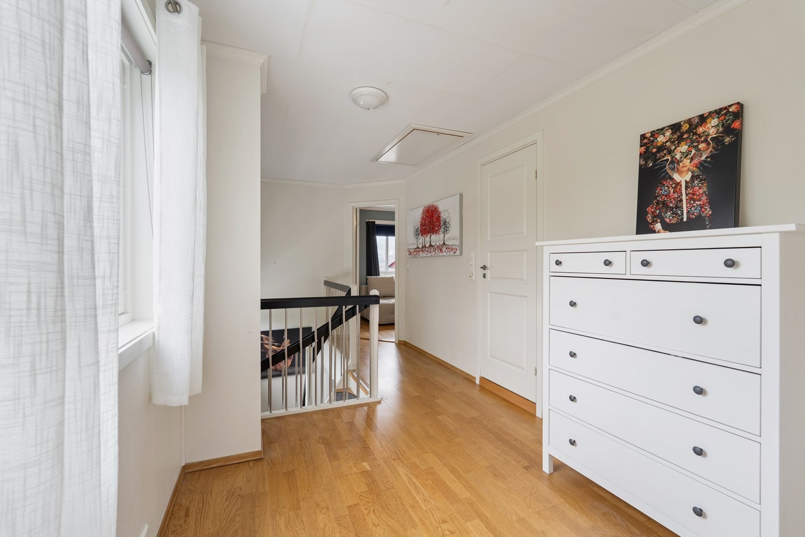 Lys og luftig gang i 2. etasje med enkel tilgang til bad og soverommene Galleribilde