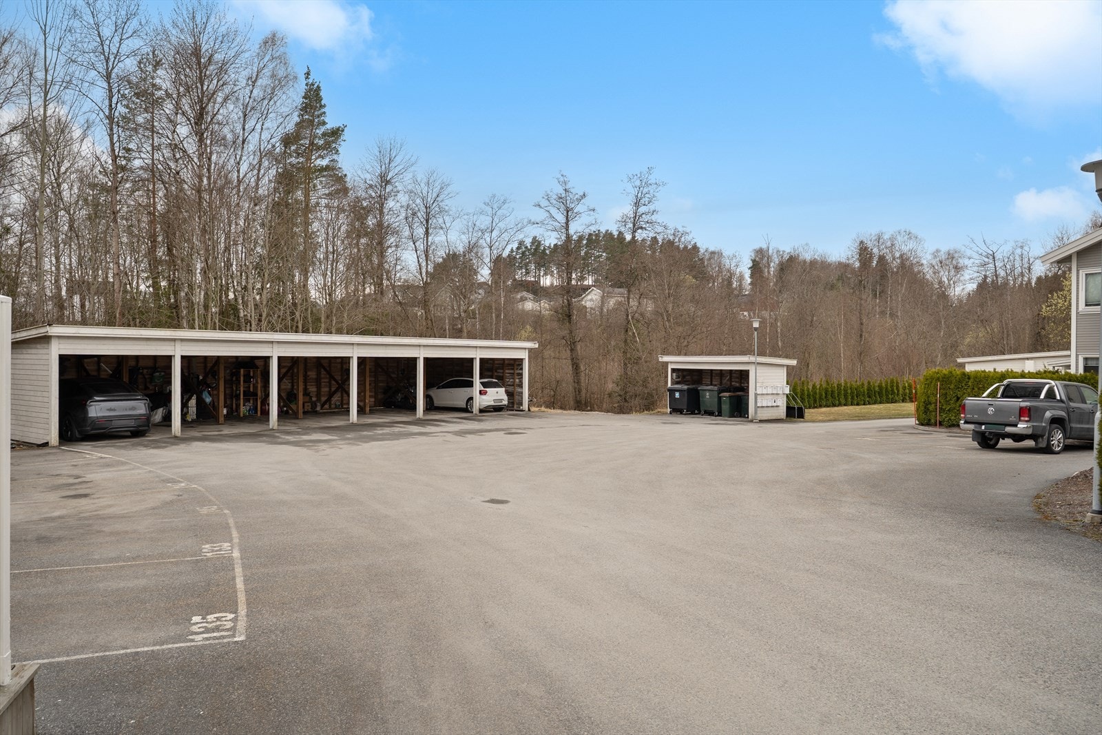 Det medfølger en plass i felles garasjerekke Galleribilde