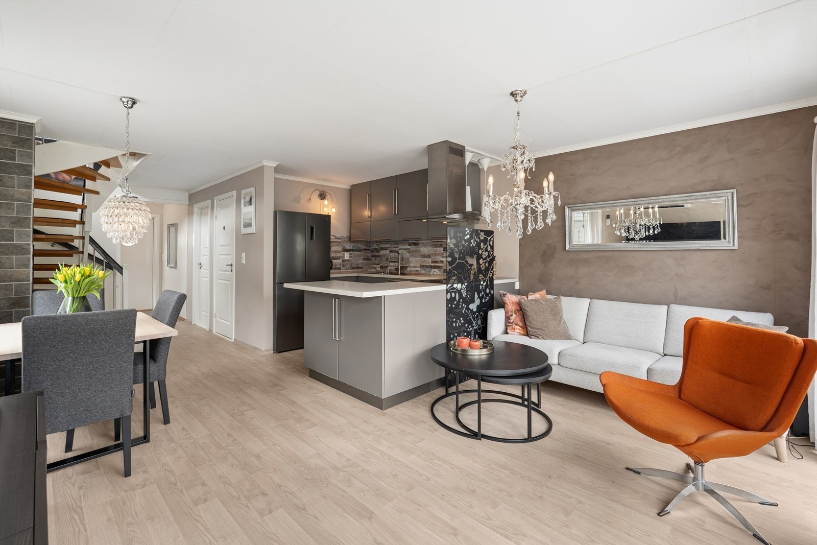 Stuen fremstår som et elegant og luftig oppholdsrom med store vindusflater som slipper inn rikelig med naturlig lys og gir fin utsikt mot nærområdet. Galleribilde