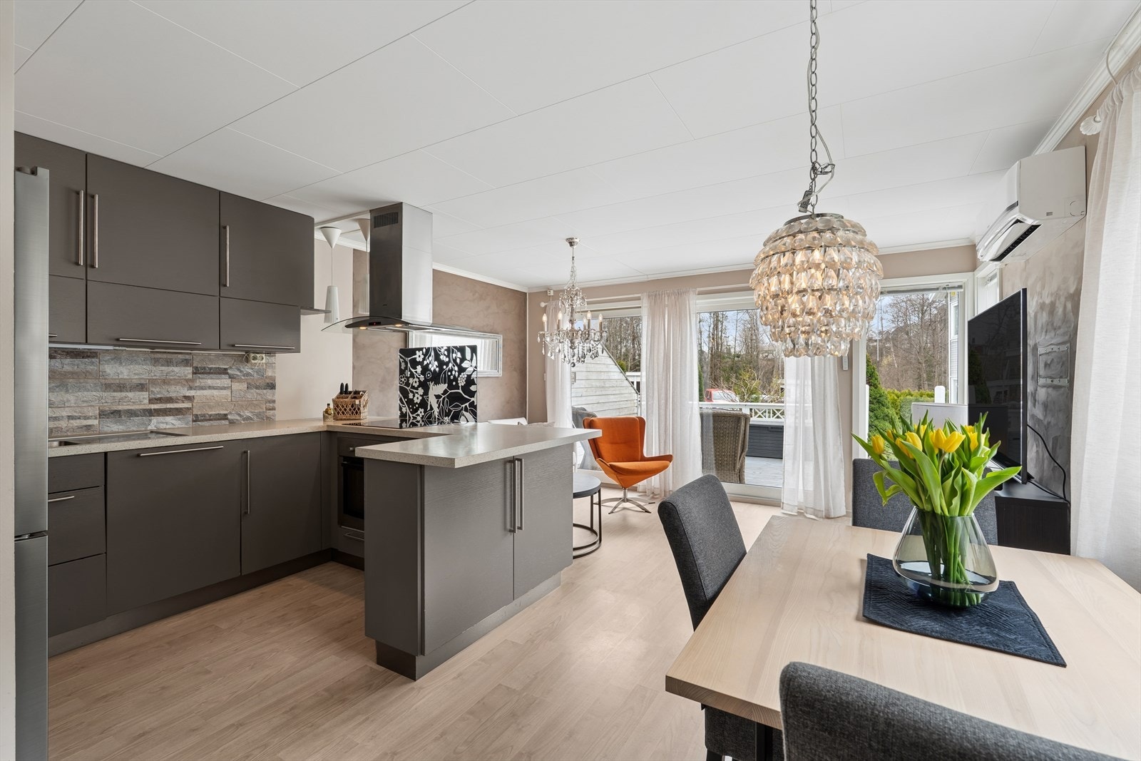 Fra stuen er det direkte utgang til en romslig terrasse på hele 42 kvm, som gir utmerkede muligheter for utemøblering, grilling og hyggelige sammenkomster i sommerhalvåret. Galleribilde