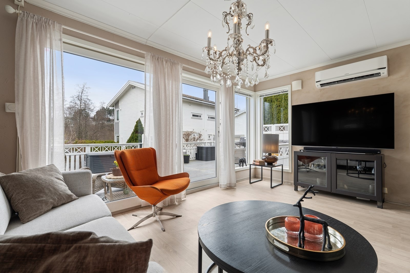 Lyse overflater og moderne materialvalg bidrar til en behagelig atmosfære, mens varmepumpen sørger for ekstra komfort og hygge gjennom hele året. Galleribilde