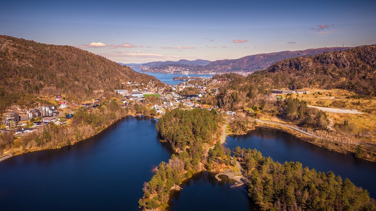 Beliggenheten i Krohnegården gir umiddelbar nærhet til flotte turområder, med skog og mark rett utenfor døren. Perfekt for en aktiv livsstil. Galleribilde