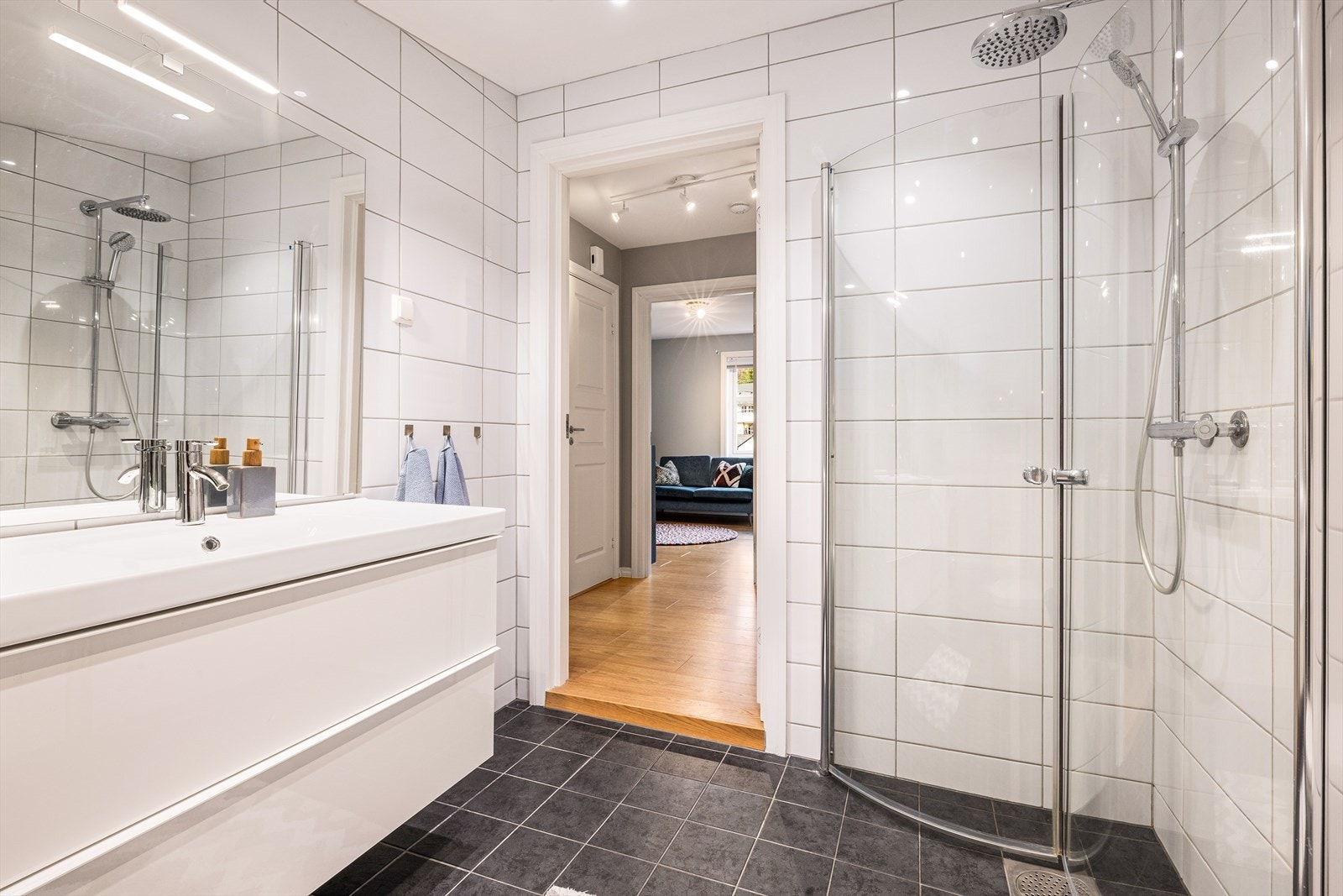 Belysning over speil og downlights i taket gir godt lys på badet. Galleribilde