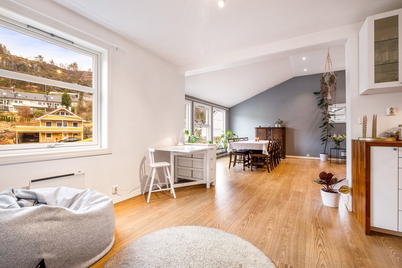 En del av stuen kan enkelt innredes som en lys og fin arbeidsplass eller lekekrok. Galleribilde
