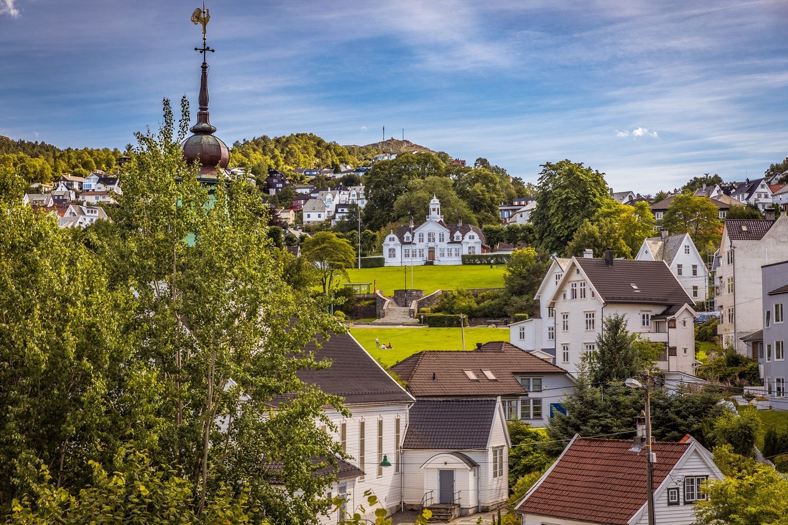 Damsgård skole ligger ca. 1,6 km fra boligen. Galleribilde