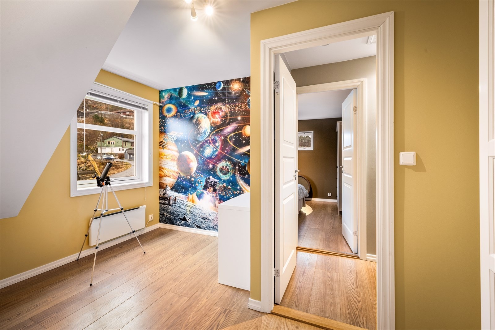 Etasjen har en gjennomgående og lys atmosfære. Galleribilde