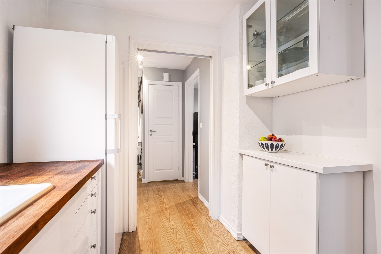 Fra kjøkkenet er det direkte tilgang til gangen, som leder videre til soverommene og badet. Galleribilde