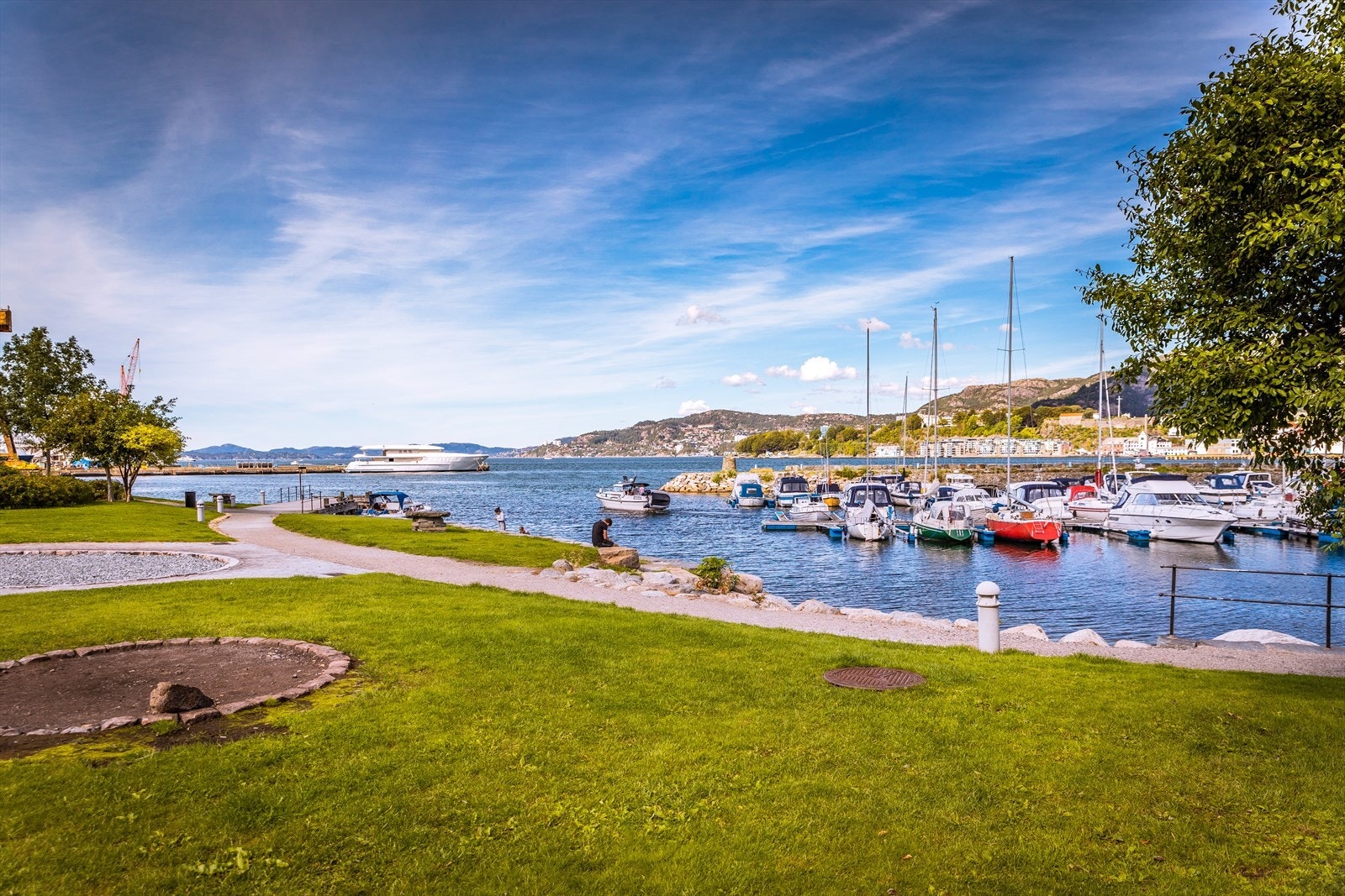 Kort vei til Laksevåg med småbåthavn og maritime omgivelser. Galleribilde