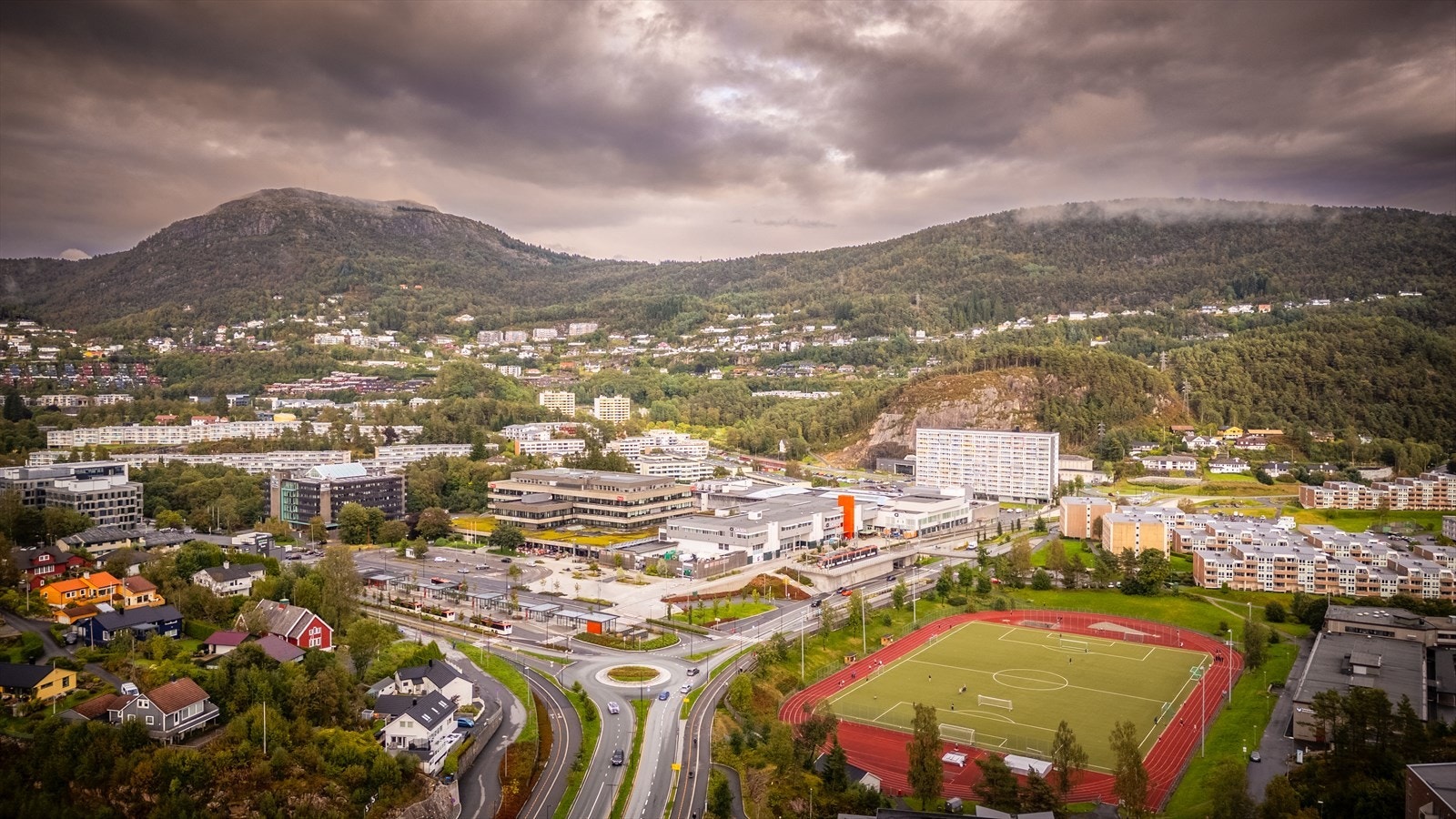 Oversikt over Fyllingsdalen med Oasen senter og omkringliggende boligområder. Galleribilde