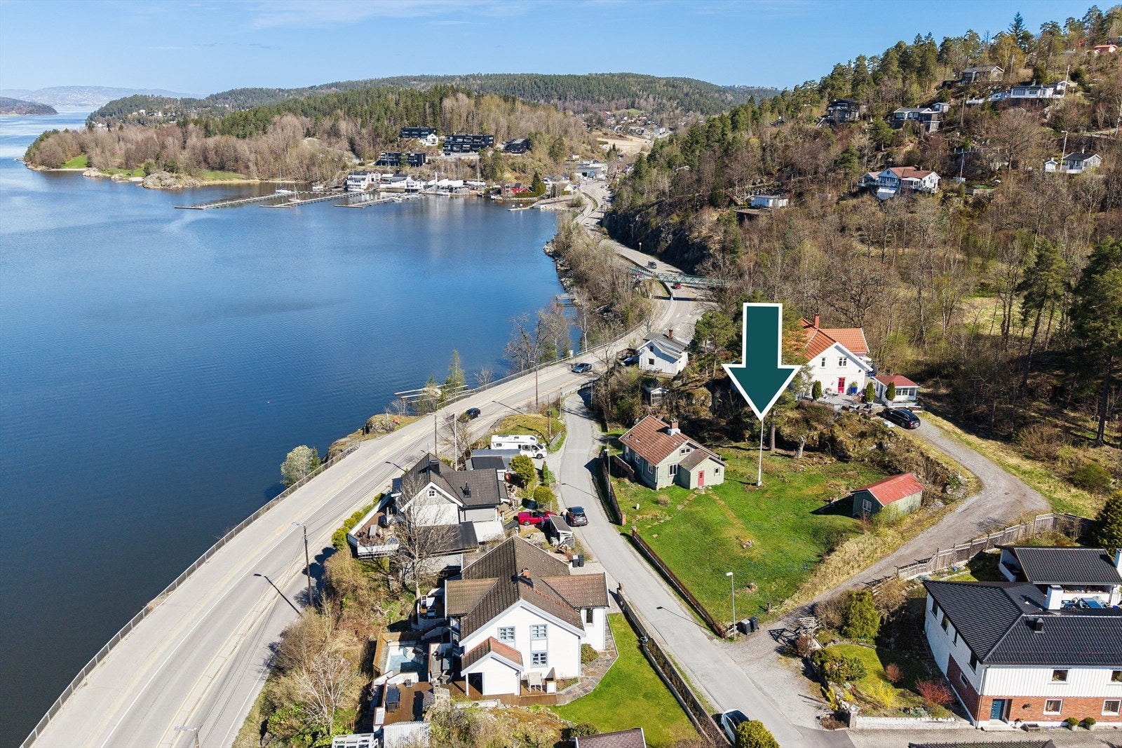 Velkommen til Nedre Bekk vei 2B presentert av Joachim Norum Larsen i DNB Eiendom. Her presenteres en sjelden mulighet til å sikre seg en nydelig utsiktstomt med umiddelbar nærhet til sjøen. Galleribilde