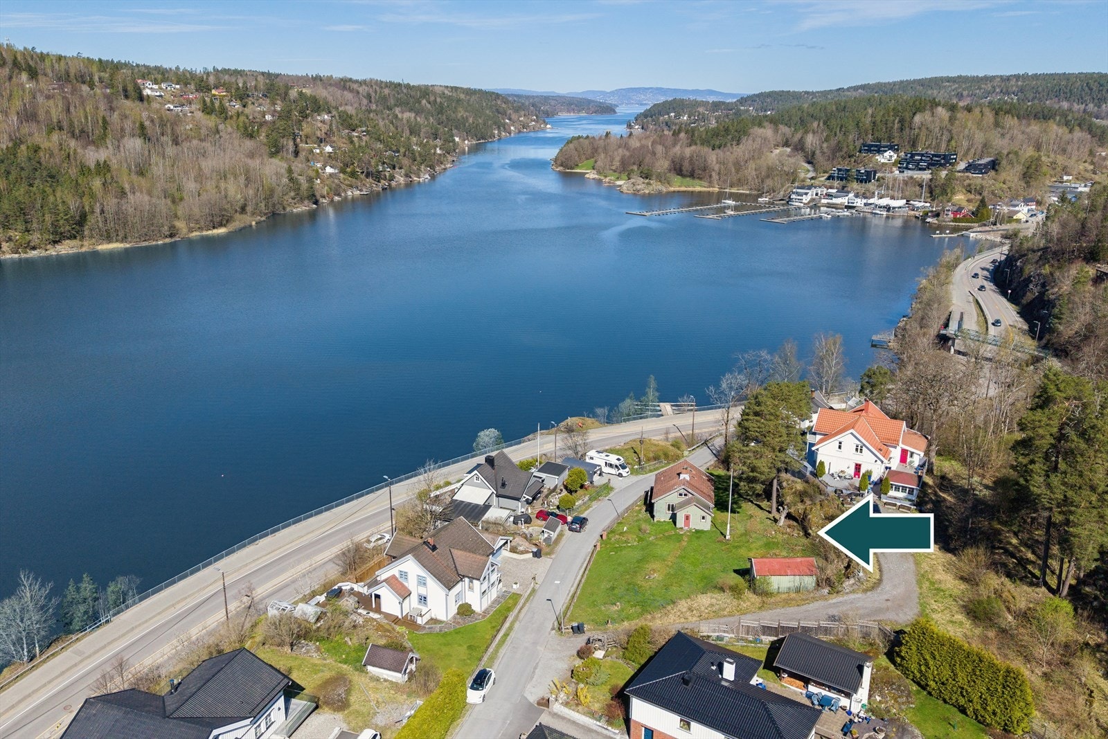 Tomten gir mulighet for utvikling, med potensial for å oppføre en tomannsbolig i et etablert og attraktivt område. Galleribilde