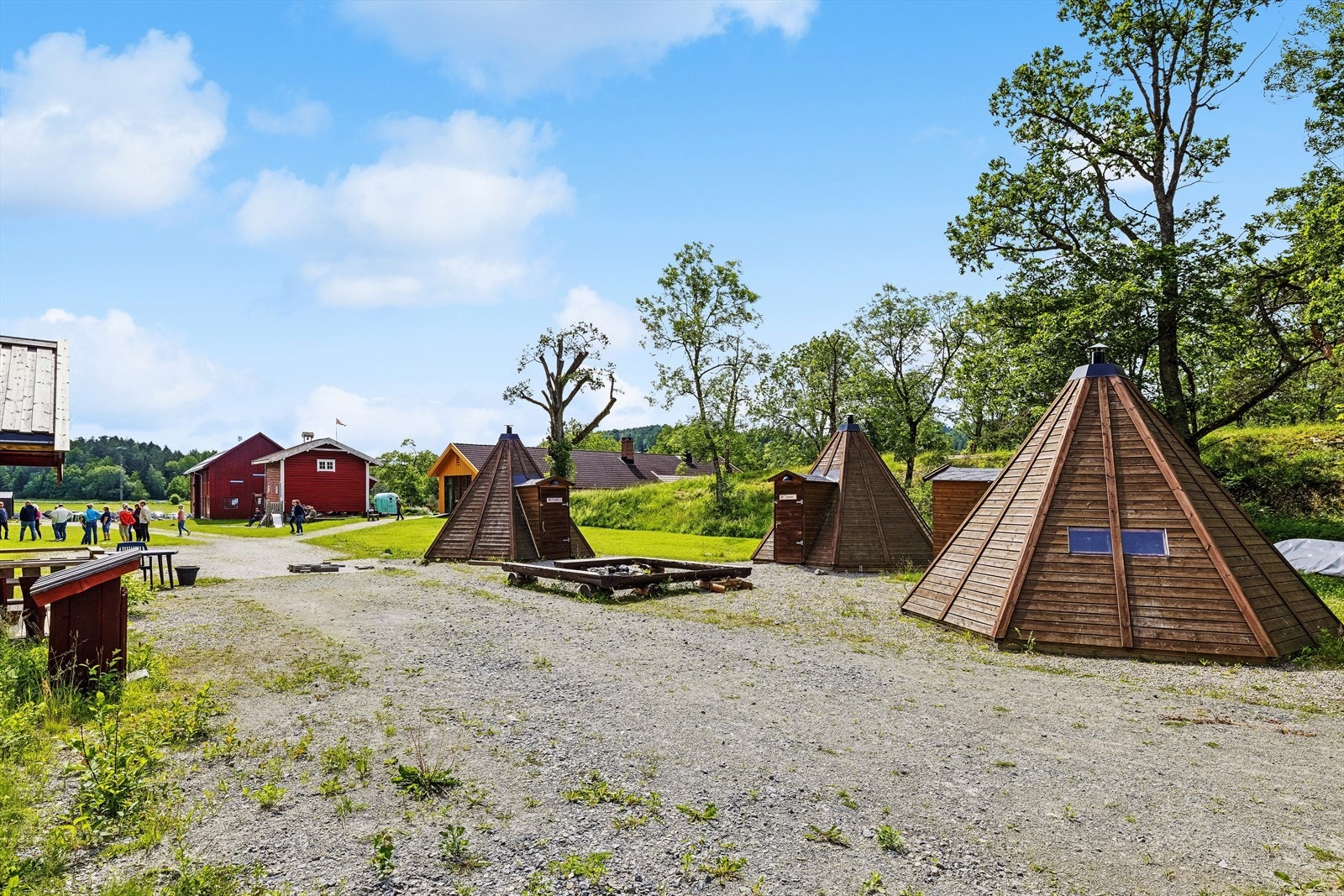 Breivoll Gård har både gardskafé, selskapslokaler og kajakkutleie, og ligger praktfullt til med utsikt over fjorden og svære grøntarealer. Galleribilde