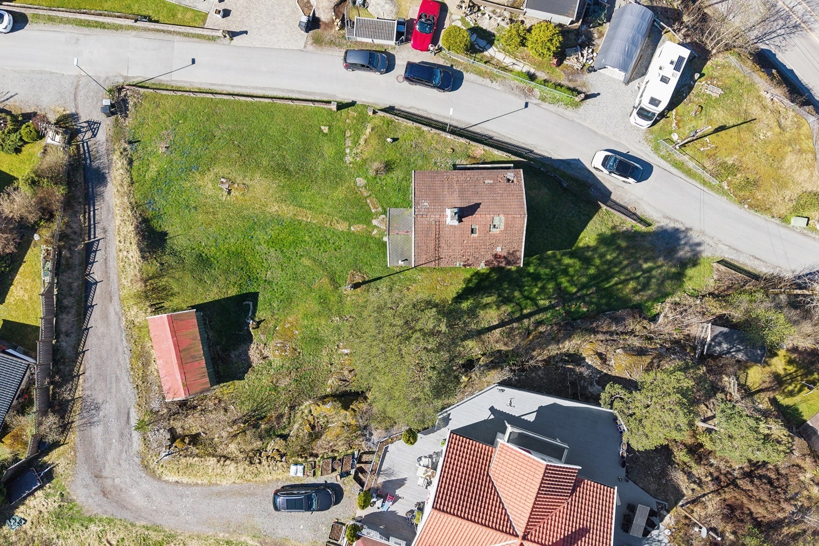 Dronebilde av tomten sett ovenfra, som gir et helhetlig inntrykk av beliggenhet og omgivelser. Galleribilde