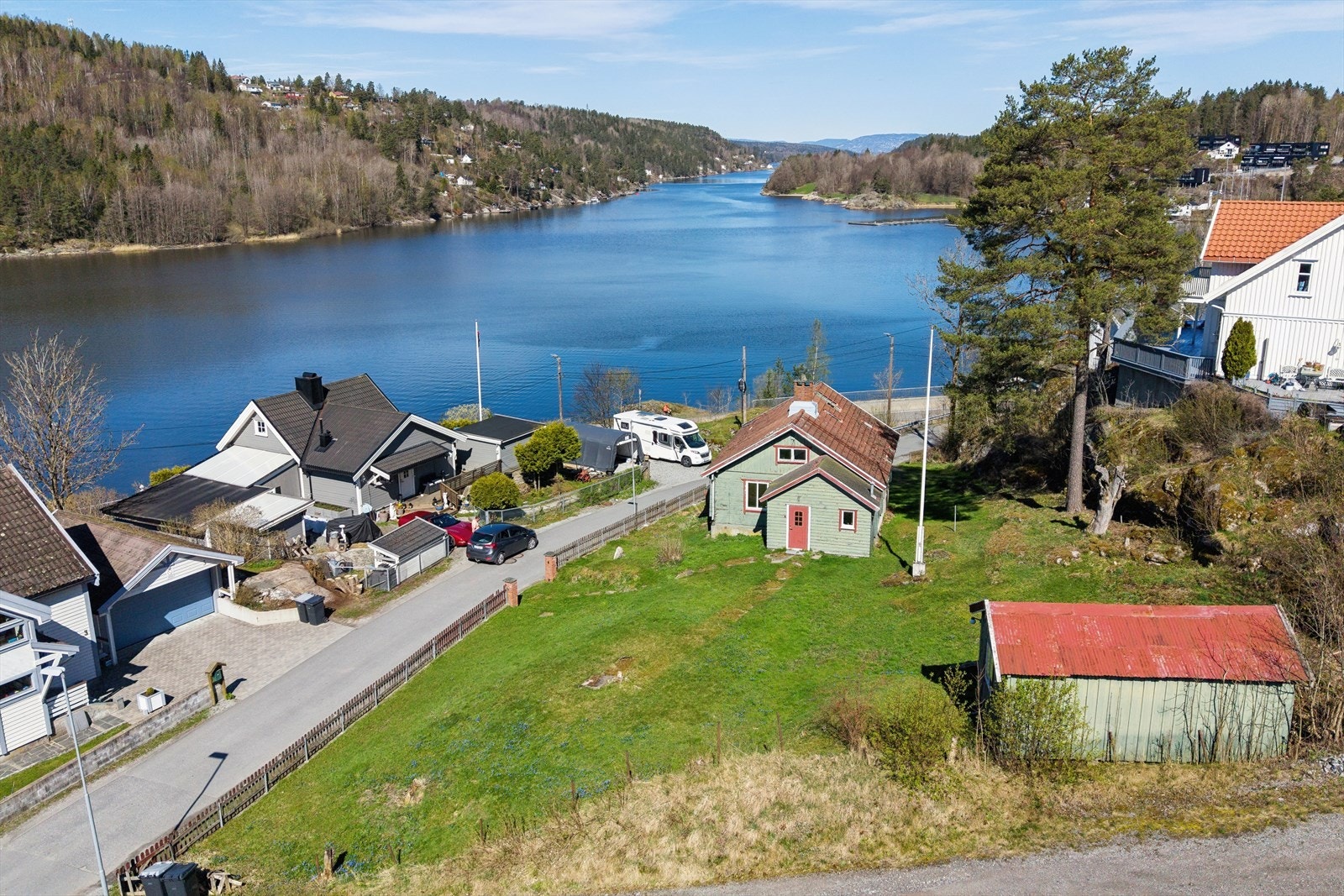 Kun en kort rusletur tar deg også til populære Breivoll badeplass med fire forskjellige badeplasser og fine tur- og rekreasjonsområder med bl.a. kyststien. Galleribilde