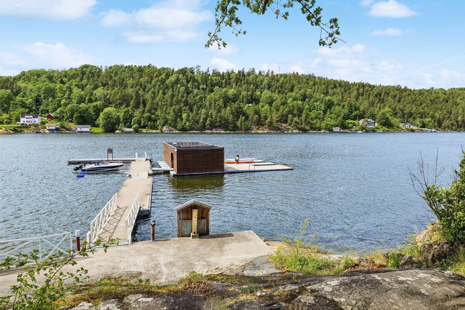 Gangavstand til Breivoll (Nesset) med badeplasser, marina og kiosk. Galleribilde