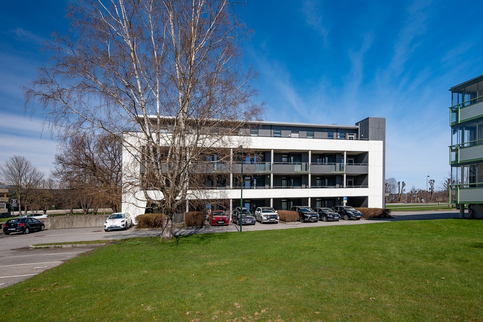 Gjesteparkering utenfor blokka Galleribilde