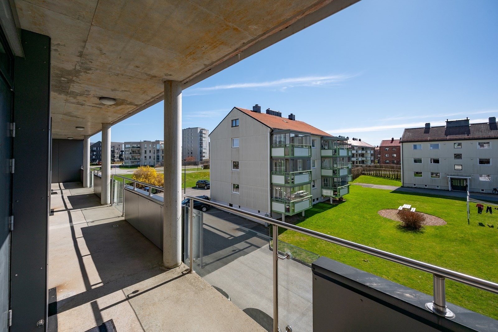 Sydvest-vendt svalgang med takoverbygg Galleribilde