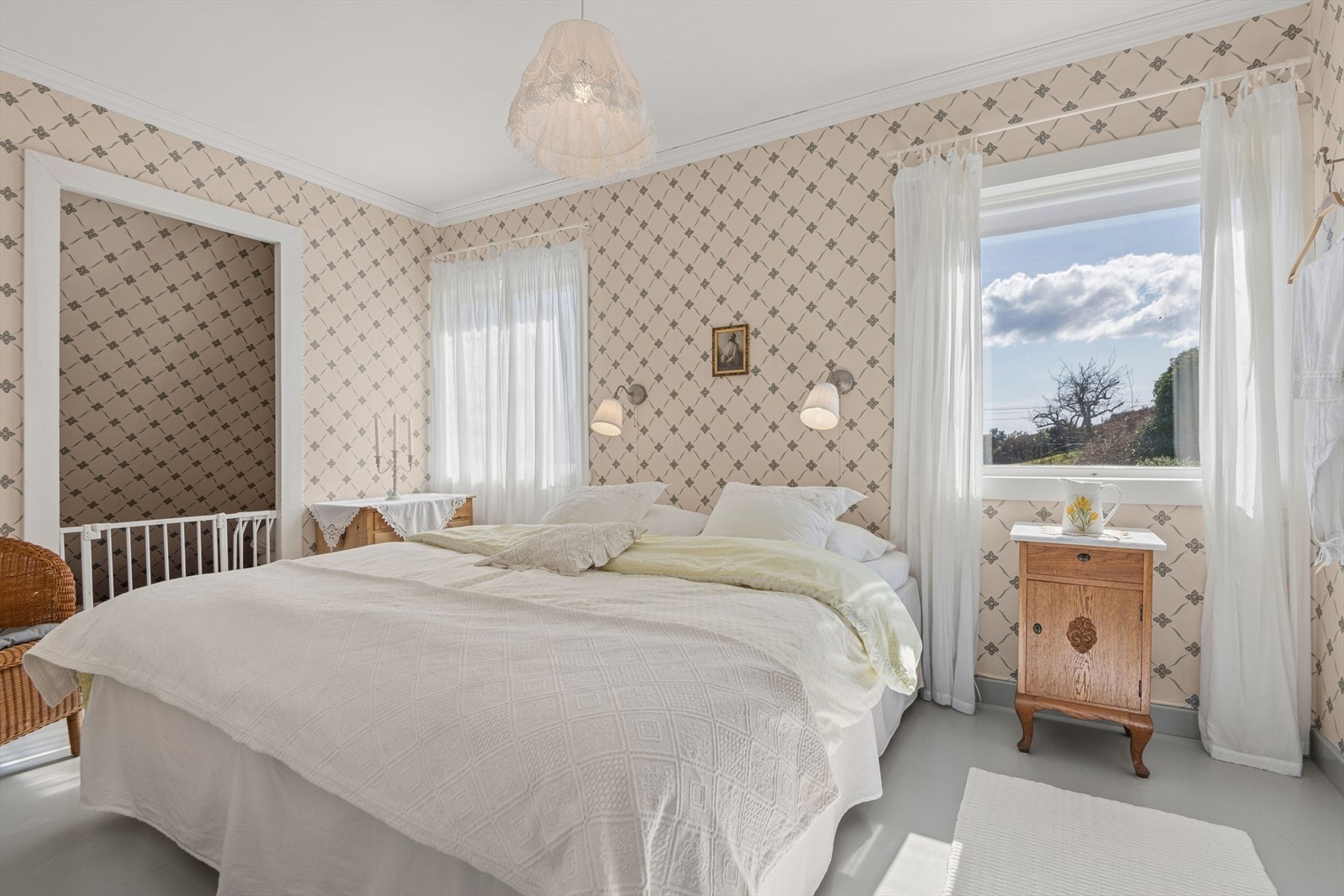 Ett av de tre soverommene i andre etasje, med plass til dobbeltseng og tilgang til lagringsplass. Galleribilde