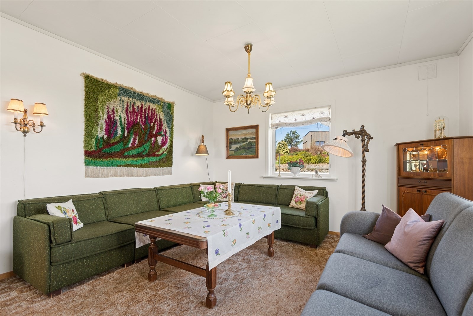 Romslig stue med eldre overflater, som gir en ny eier muligheten til å sette sitt eget preg. Galleribilde