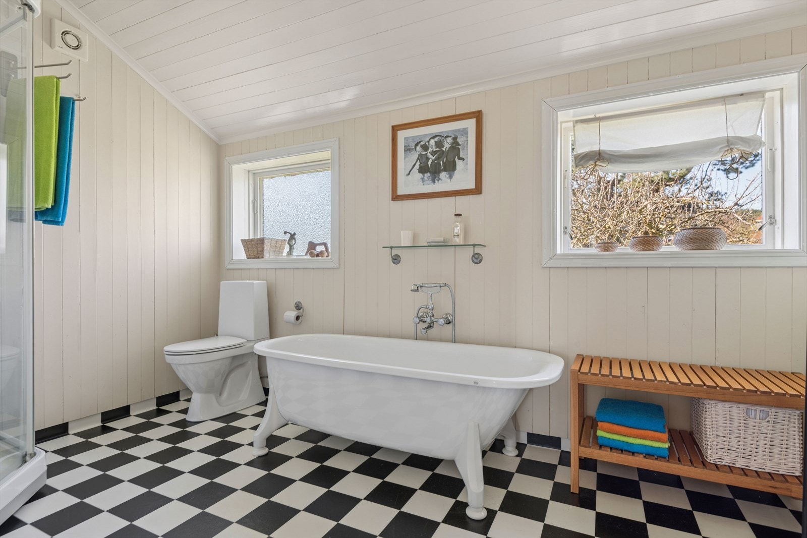 I tillegg til dusj har badet et sjarmerende, frittstående badekar. Galleribilde