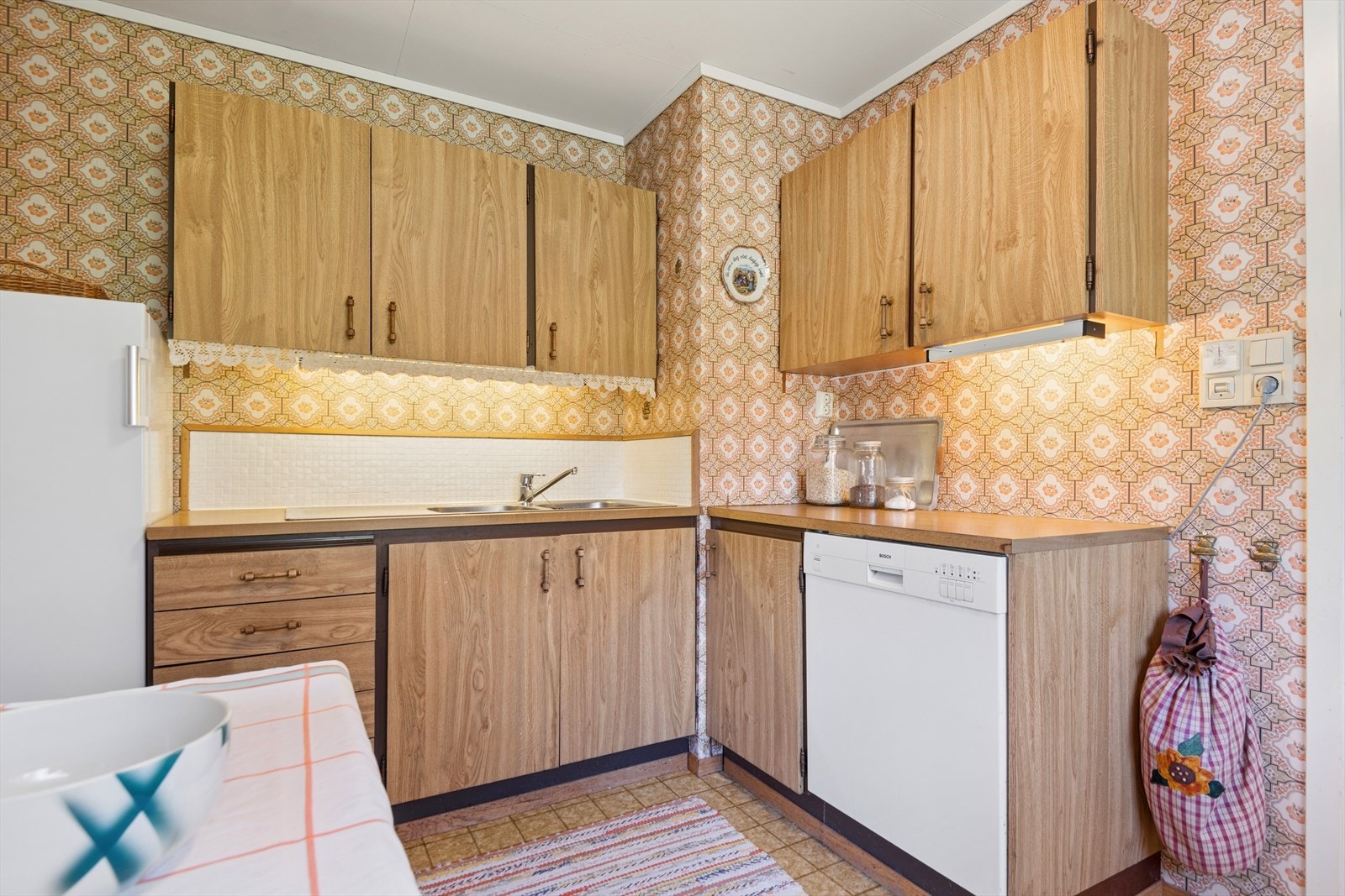 Kjøkkeninnredningen er fra 1982 og klar for en modernisering. Oppvaskmaskin og kjøleskap medfølger. Galleribilde