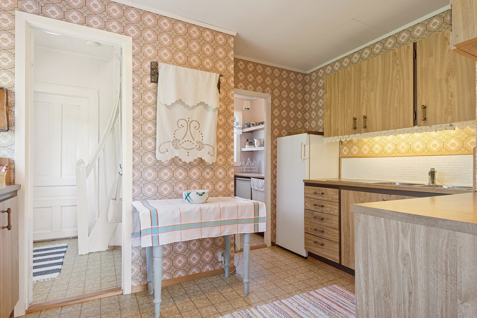 Kjøkken med kjøkkenventilator med avtrekk ut, og tilknytning til en bod for ekstra lagring. Galleribilde