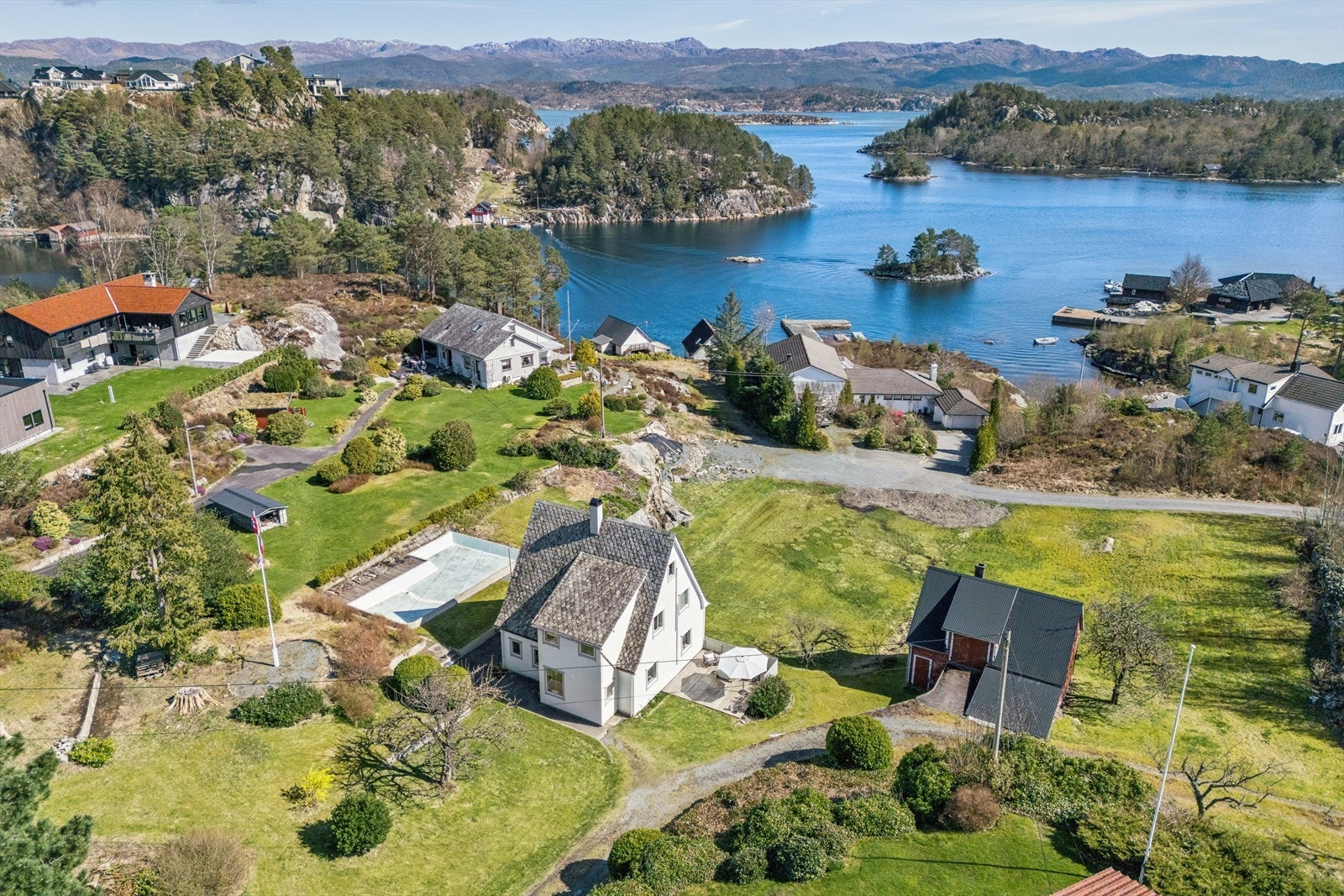 Velkommen til Furunesvegen 36! En sjarmerende enebolig med en stor, usjenert eiertomt på ca. 3,7 mål i et etablert og rolig nabolag. Galleribilde