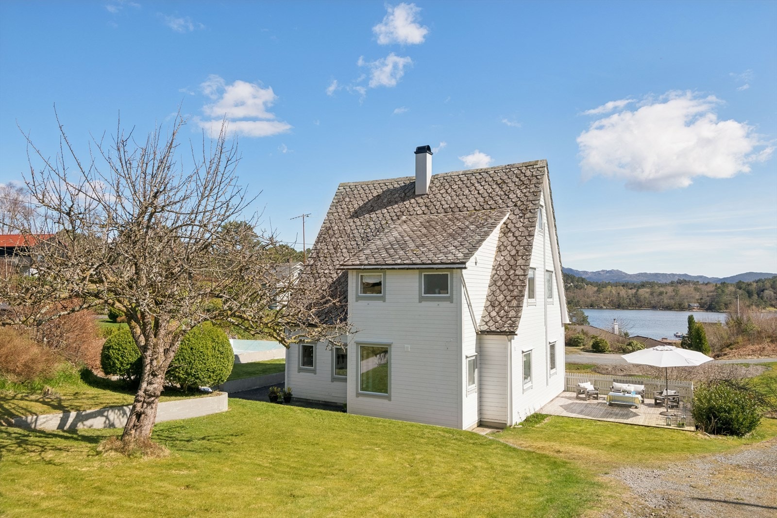 Den sørvendte terrassen er et lunt og usjenert samlingspunkt. Galleribilde