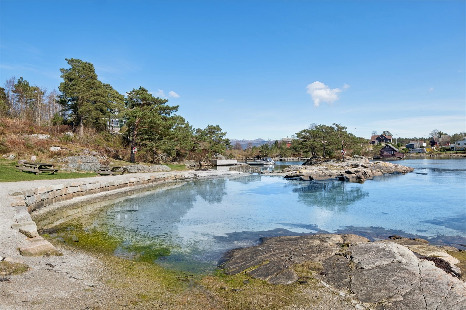 Kun få minutters gange til badeplass og sandvolleyballbane på Furneset. Galleribilde