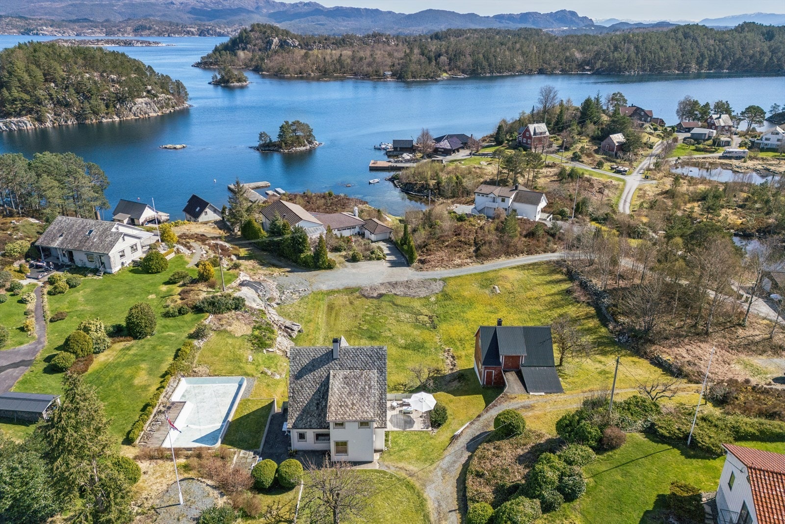 Eiendommen fra 1924 har betydelig potensial og ligger vakkert til med nærhet til Søresjøen. Her er det rom for å skape sitt eget drømmehjem. Galleribilde