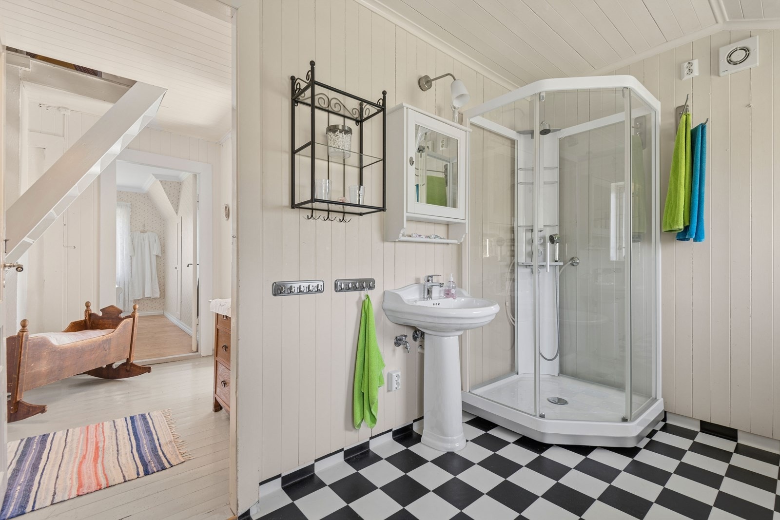 Badet i andre etasje ble oppgradert i 2008 og er utstyrt med dusjkabinett, toalett og servant. Galleribilde