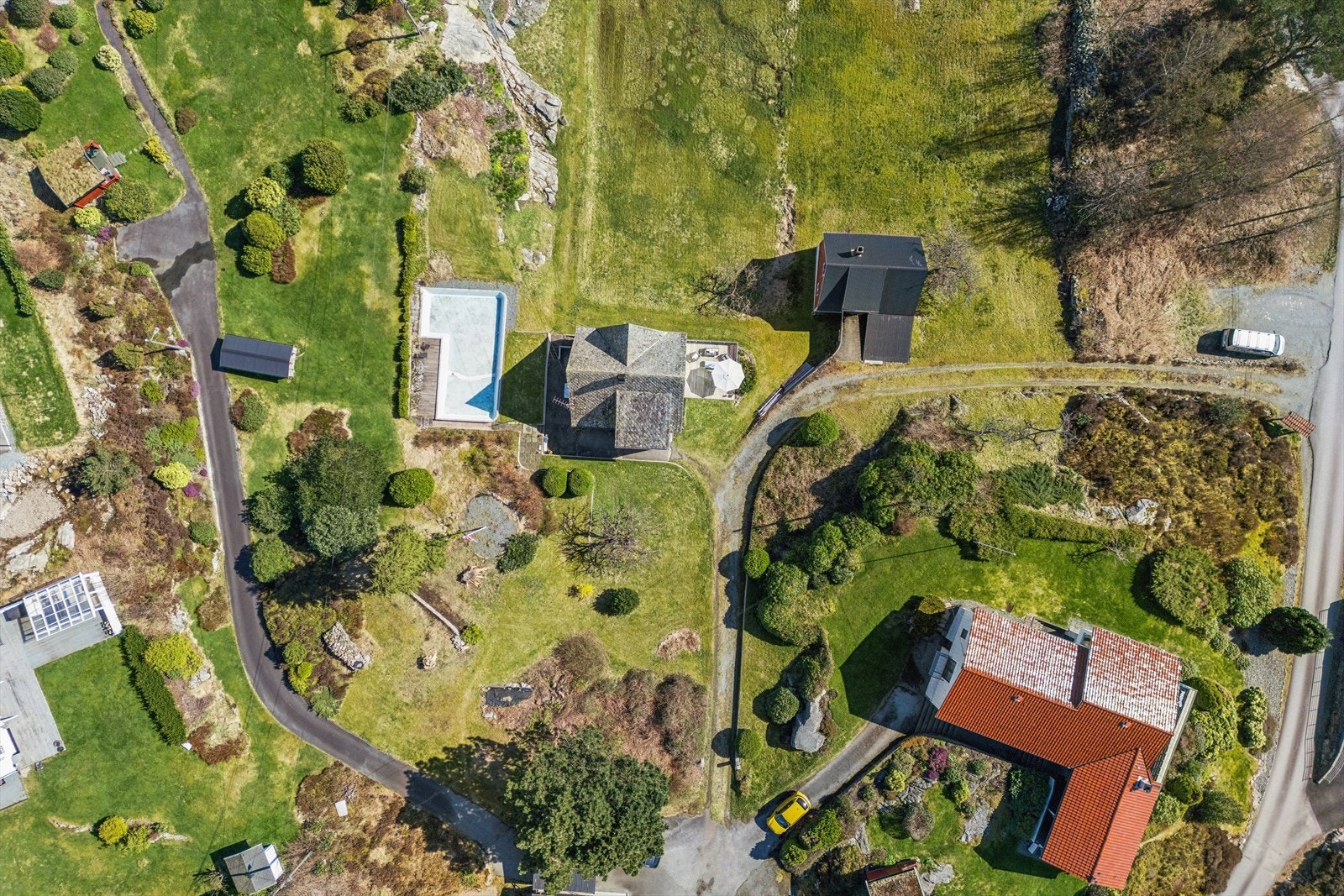 Oversikt over den store tomten som gir privatliv og rikelig med plass for utendørs aktiviteter. Galleribilde