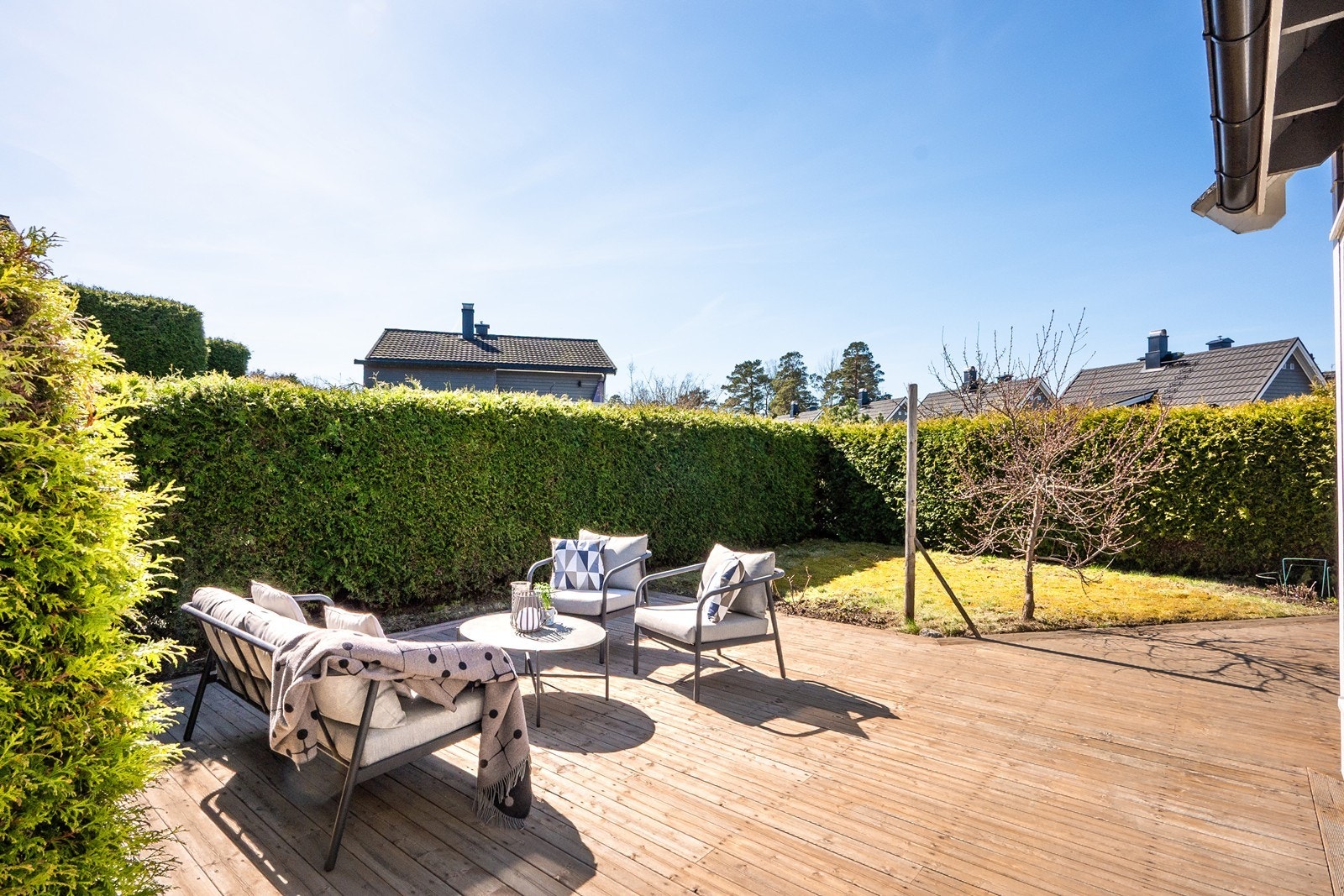 Ved inngangsparti er det tilgang til terrasse på hele 92 kvm med gode solforhold. Galleribilde