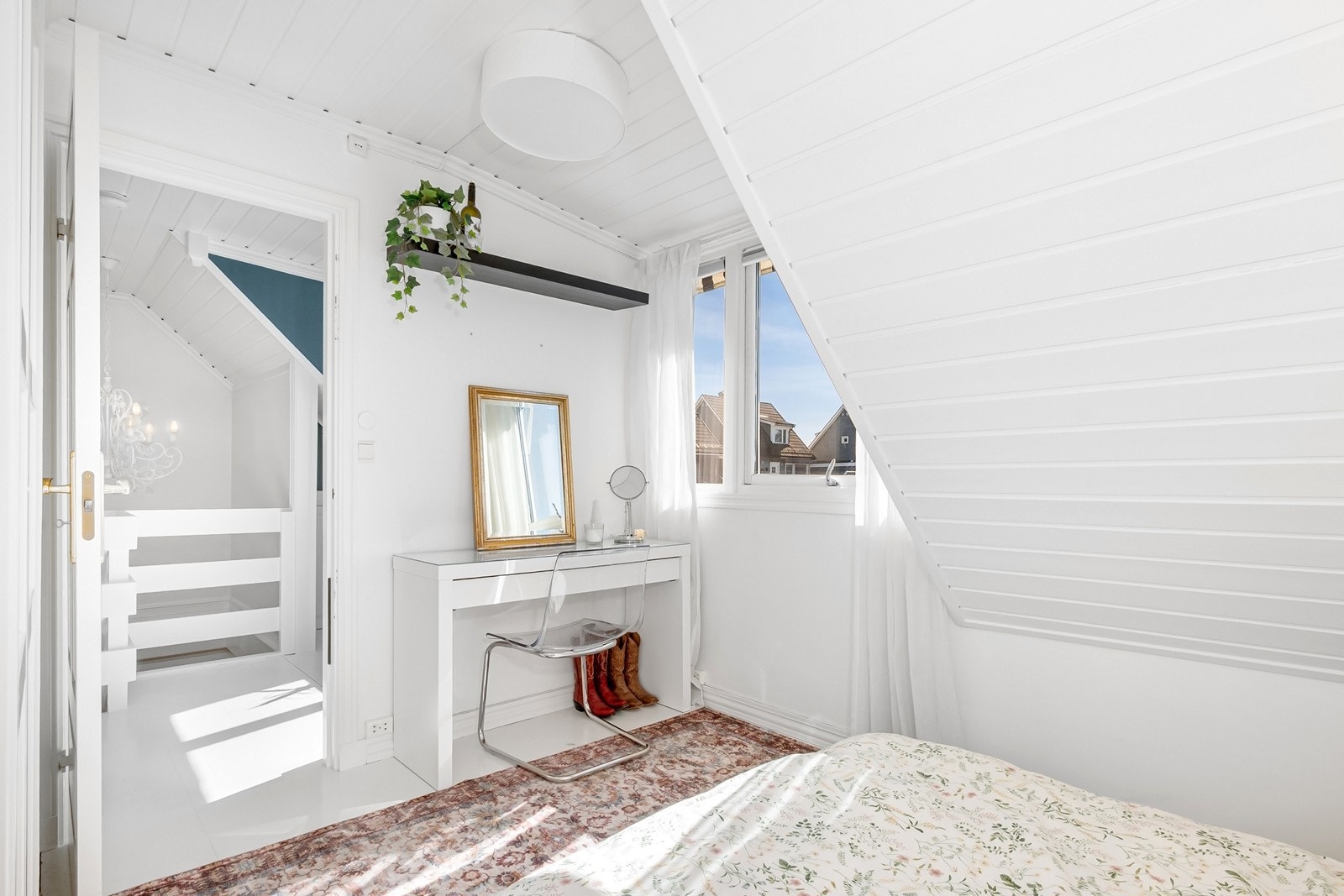 Samtlige rom har god plass til seng med tilhørende møblement. Galleribilde