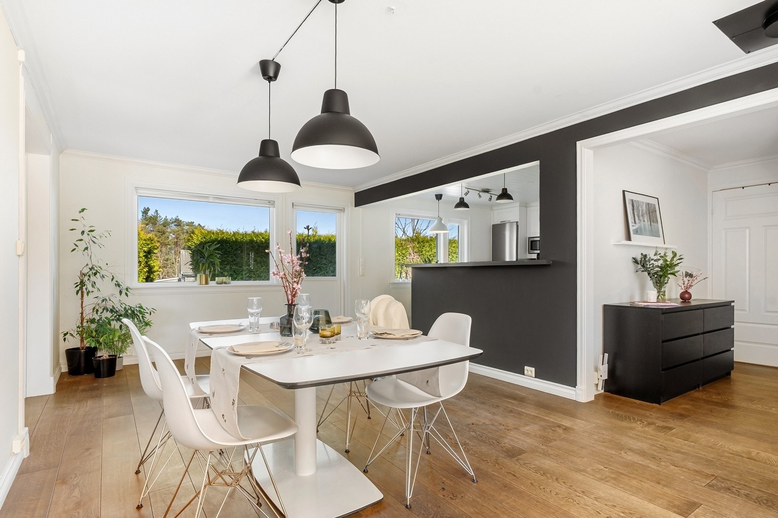 I sone ved kjøkkenet er det mulighet for et spisebord med plass til hele familien, venner og litt til. Galleribilde